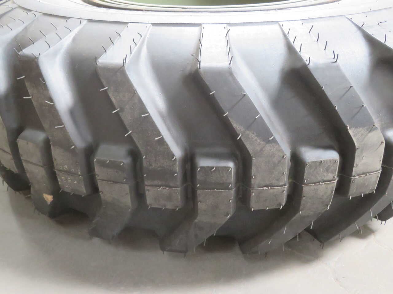American Contractor #17.5-25, Heavy-Duty Multi-Purpose Radial Tire, E2/C2/L2 - Image 2