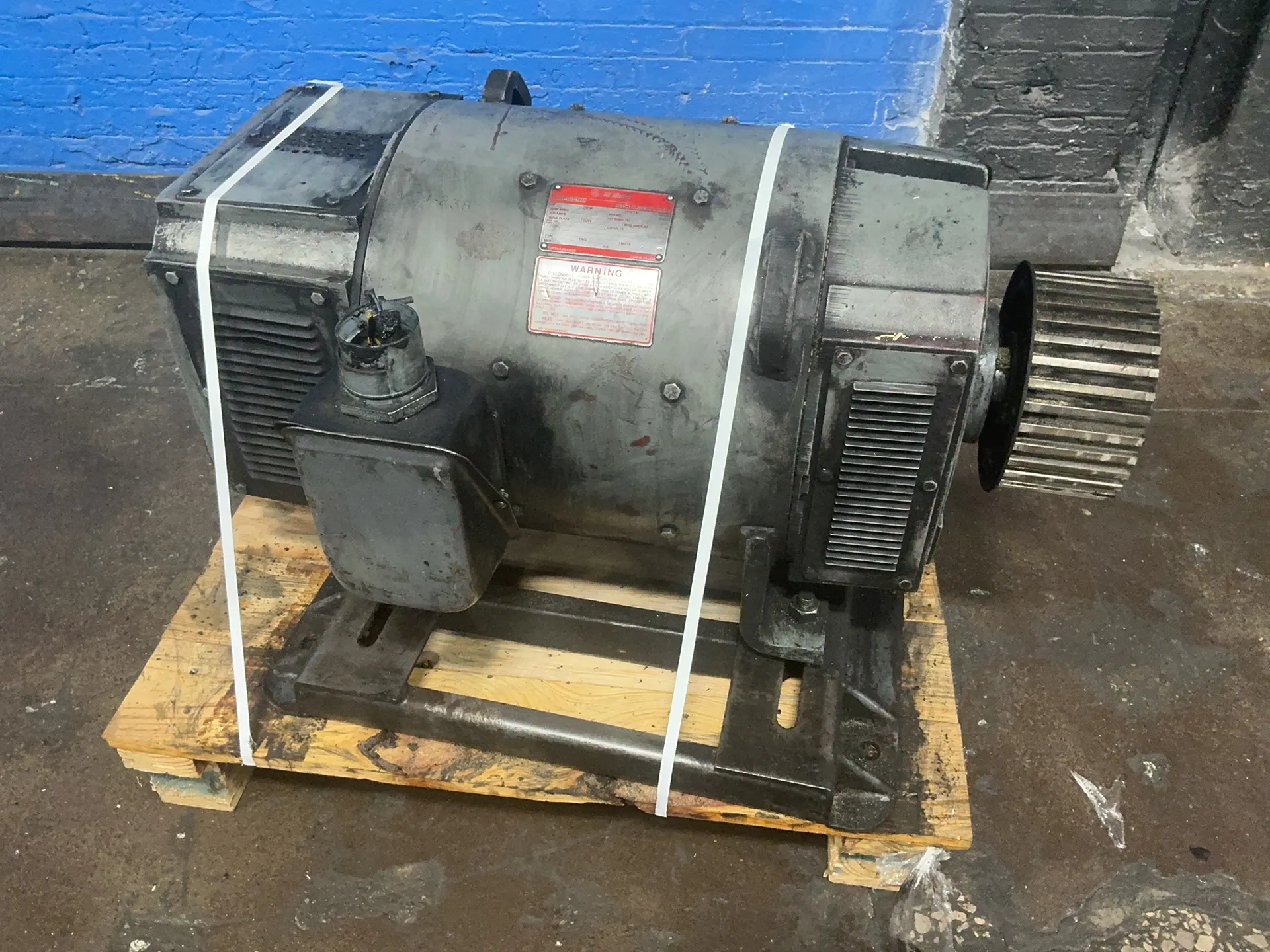 100 HP 1750/2000 RPM General Electric #5CD194SA005A007, DC Motor, Type CD368AT, 500 VDC - Image 1