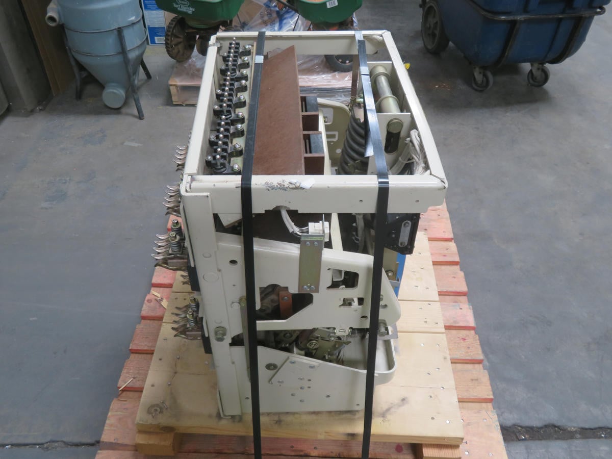 1600 Amps, GE #AK-2A-50-1, Circuit Breaker, 3-POLE, Air Type, 600 VAC, 1600 Amps, 60 HZ - Image 2