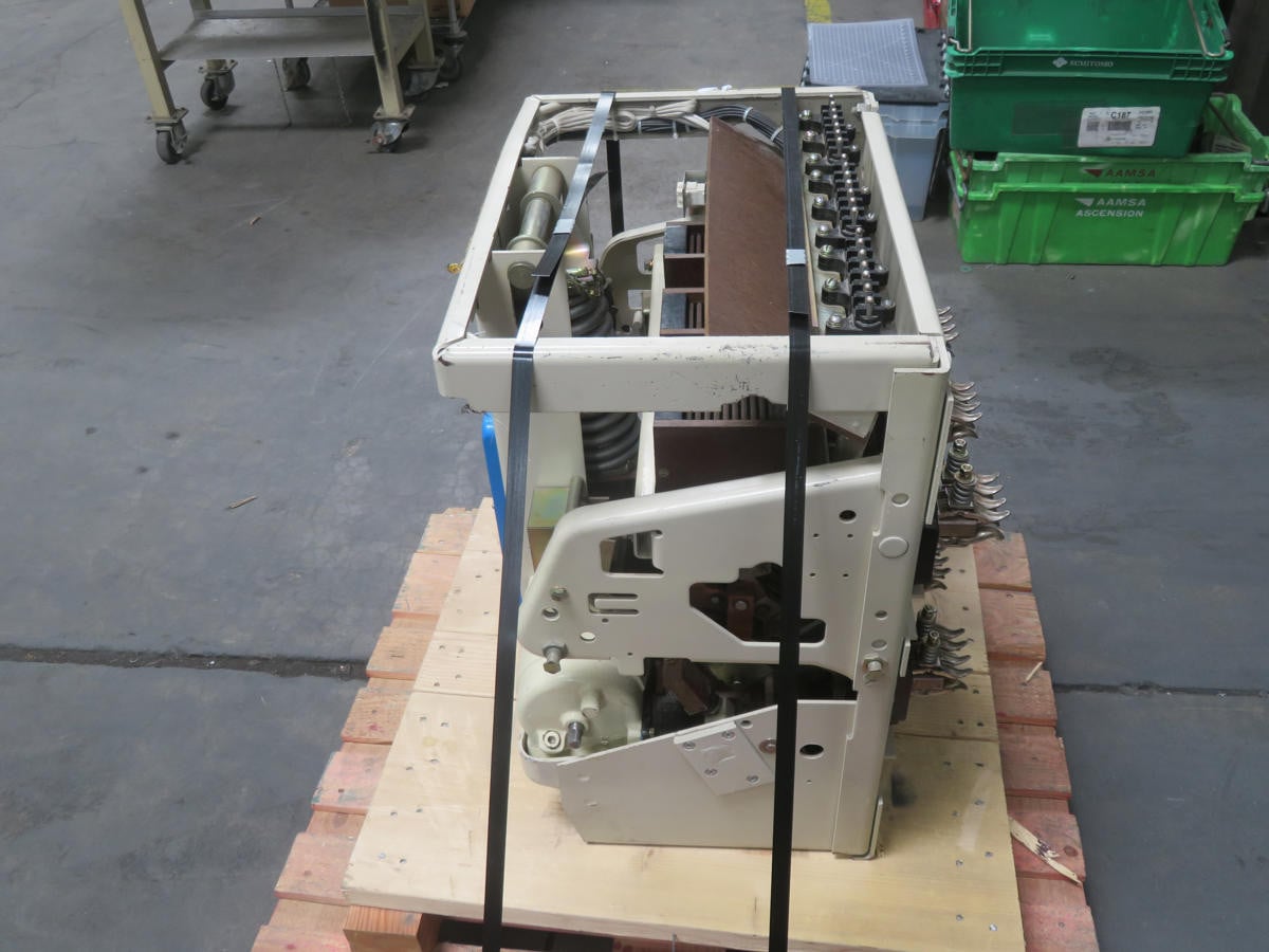 1600 Amps, GE #AK-2A-50-1, Circuit Breaker, 3-POLE, Air Type, 600 VAC, 1600 Amps, 60 HZ - Image 4