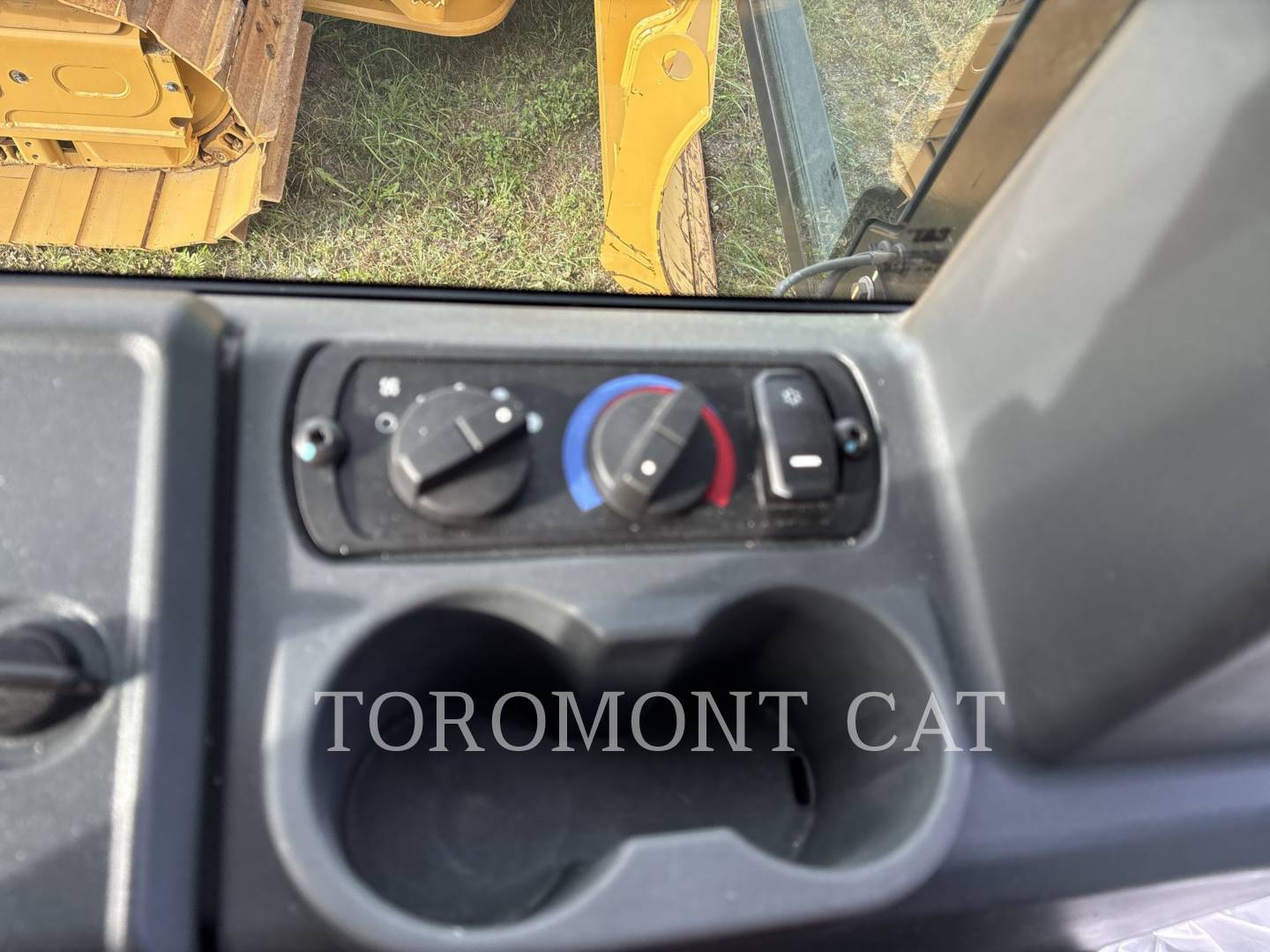 Caterpillar D2-12LGP, 328 hours, S/N: XKR04683, 2025 - Image 8