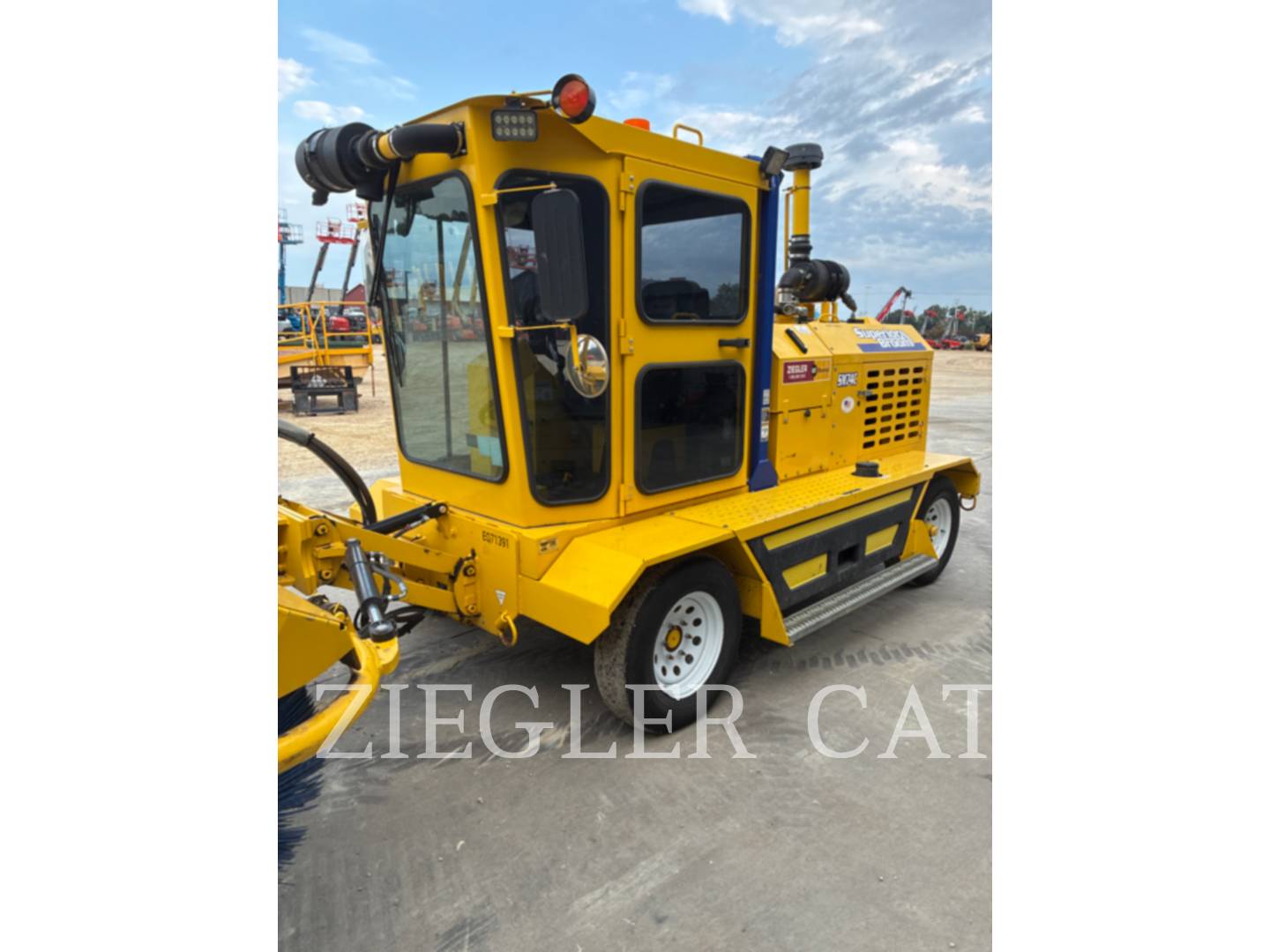 Superior SM74C, Road Broom, 316 hours, S/N: 923883, 2023 - Image 1