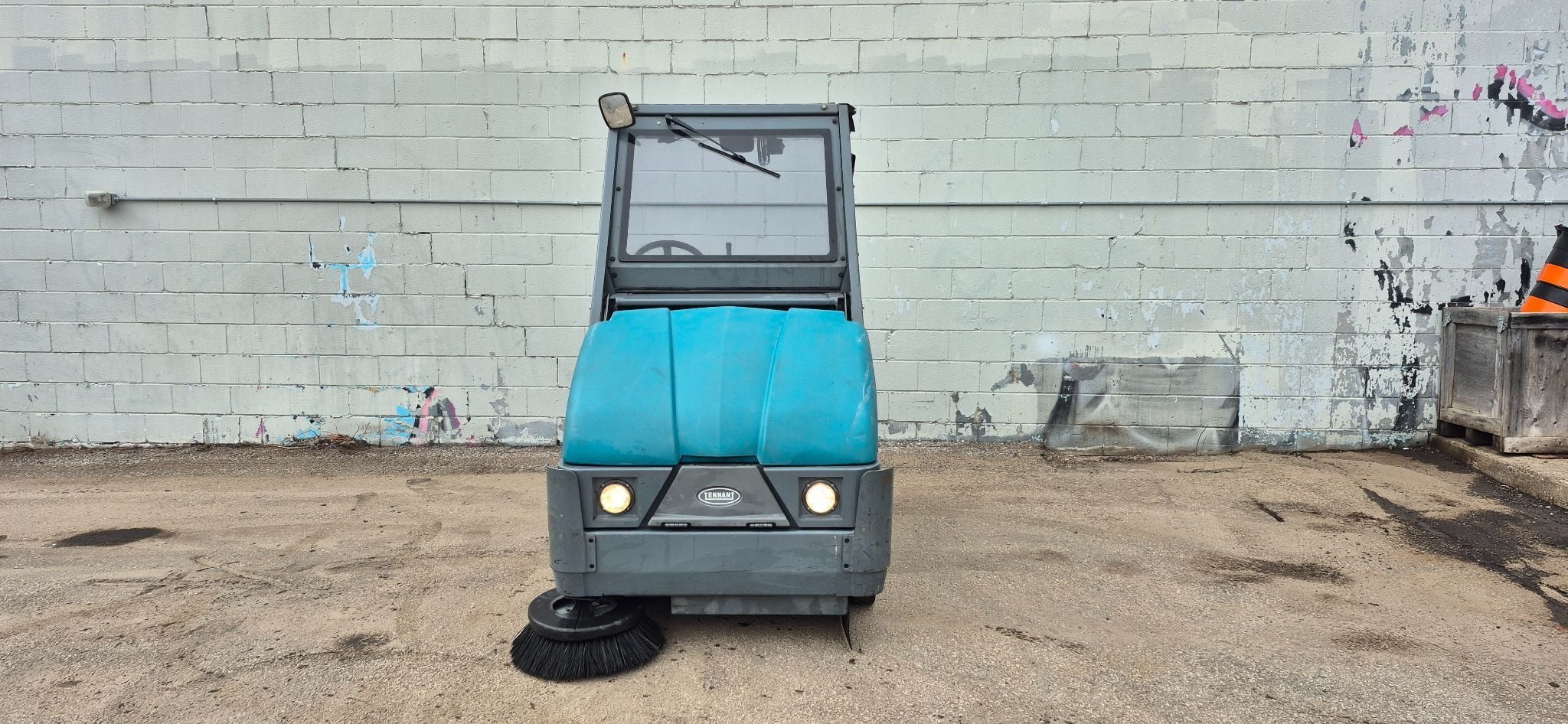 Tennant #S20, compact ride on sweeper, gas engine, 50" sweep path, 758 hours, 2012 - Image 2