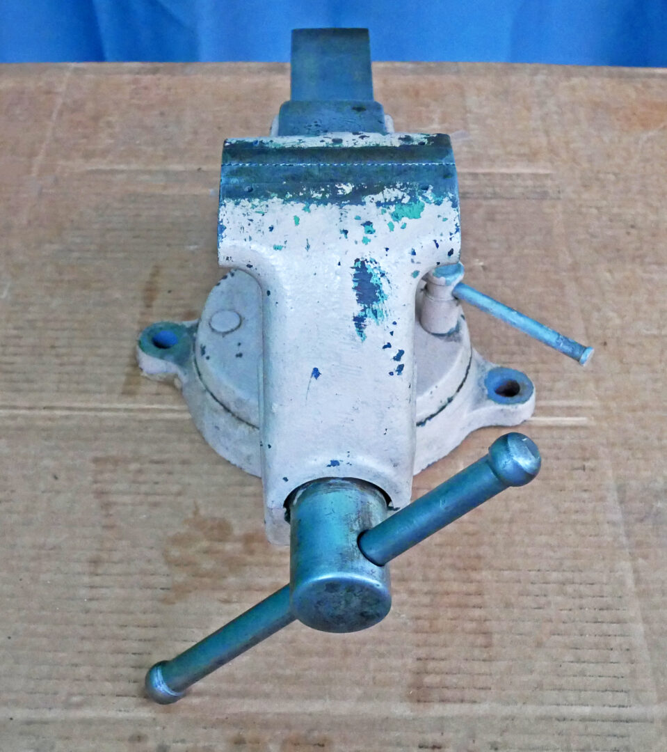 Columbian, 4" Bench Vise, 4" Jaw Width - Image 2