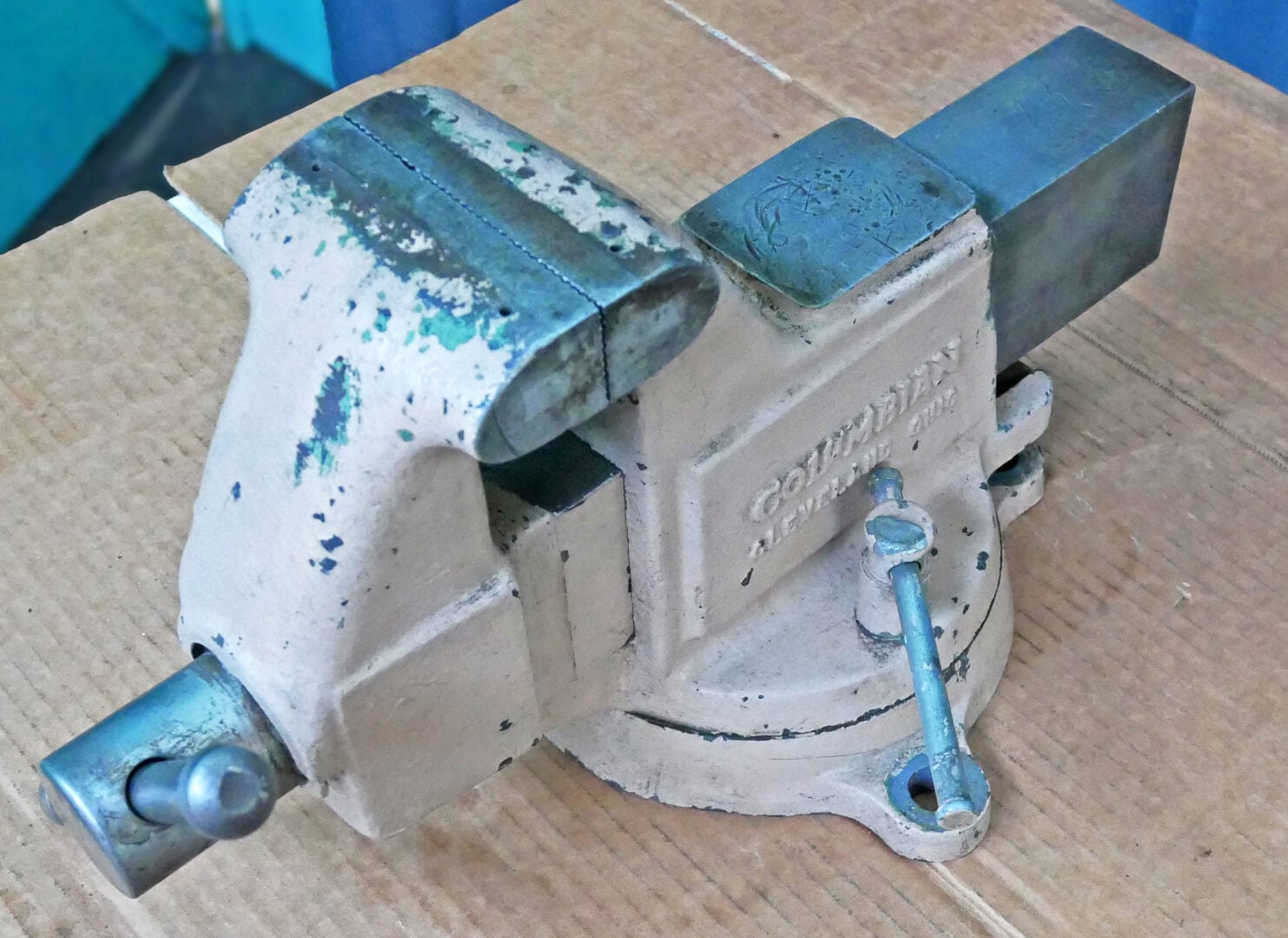 Columbian, 4" Bench Vise, 4" Jaw Width - Image 3