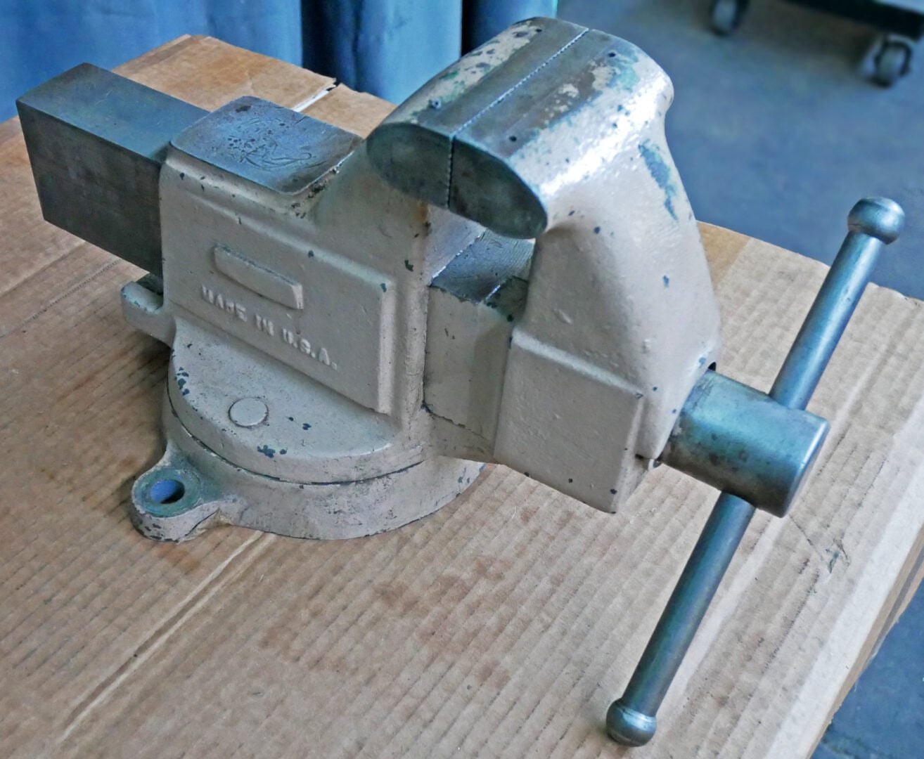 Columbian, 4" Bench Vise, 4" Jaw Width - Image 4