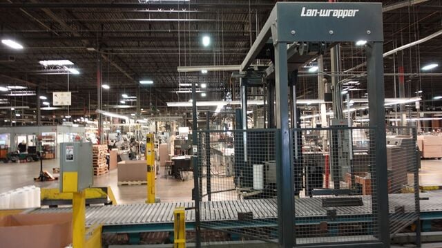 Lantech, automatic pallet stretch wrapper, conveyorized, w/ Signode compression strapping machine, powered - Image 2
