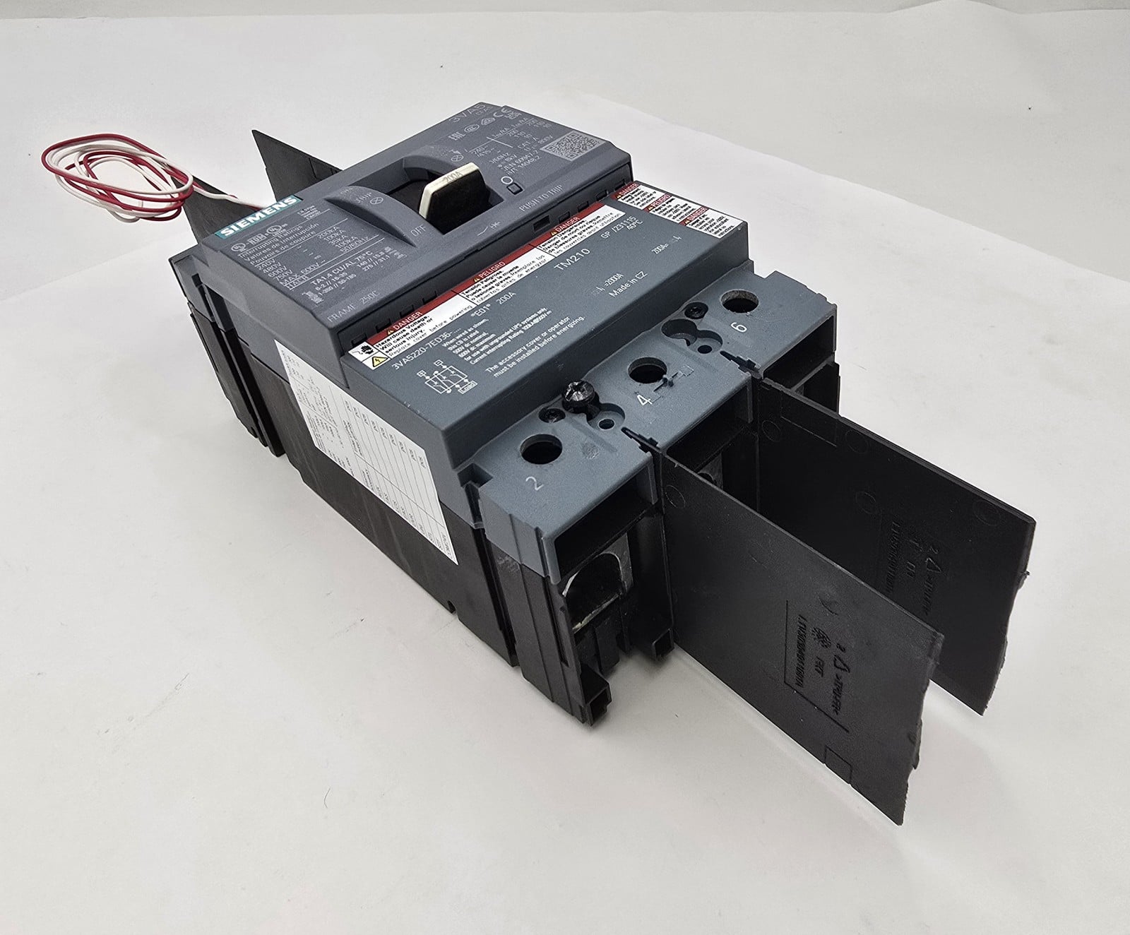 200 Amps, Siemens #3VA5220-7ED36-0AA0, Circuit Breaker, Shunt Trip, 3P, 600 Volts - Image 2