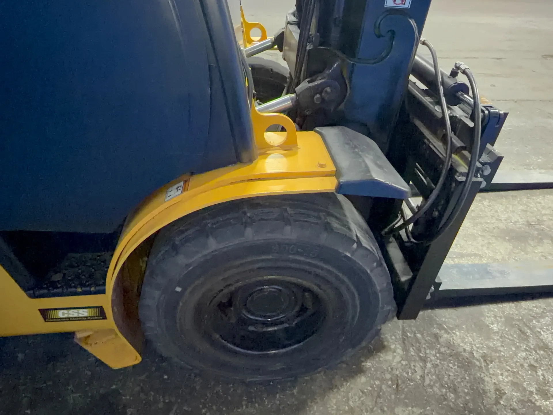 9600 lb. Yale #GLP100VXNKHE088, Propane Forklift, 6" x 71" forks, 163" lift height, 86" mast height, solid - Image 2