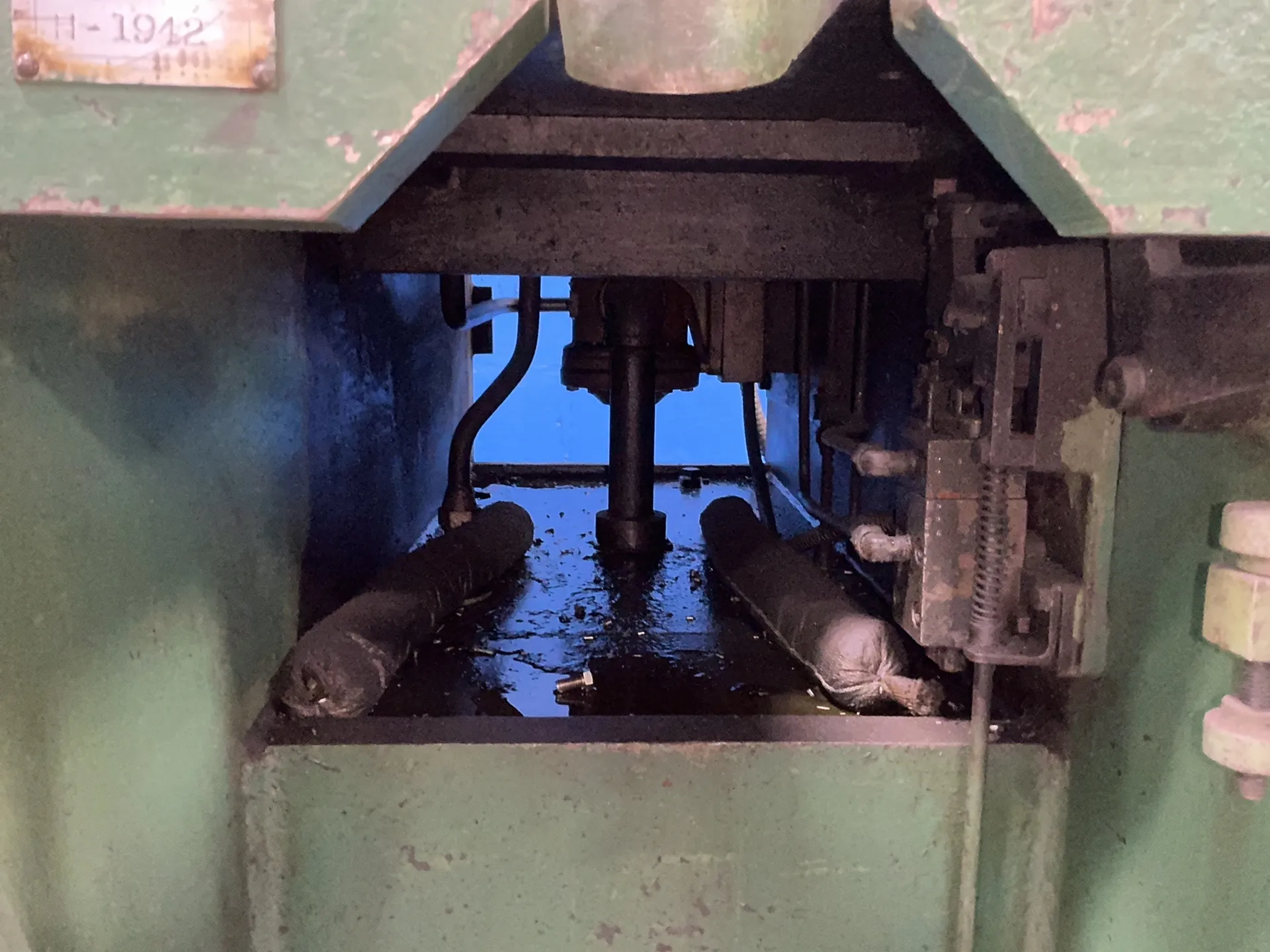 50 Ton, Hannifin, hydraulic press, 22" x 30" bed, 50 gallon reservoir - Image 2