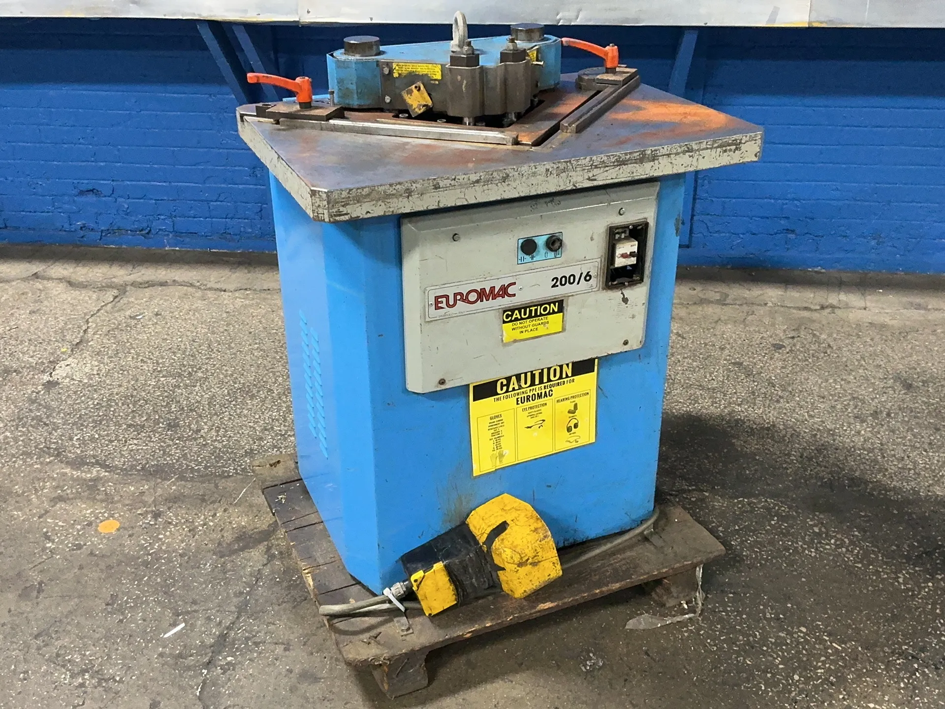 Euromac #F-200/6, notching machine, 24" x 33" table, foot switch, 2005 - Image 1