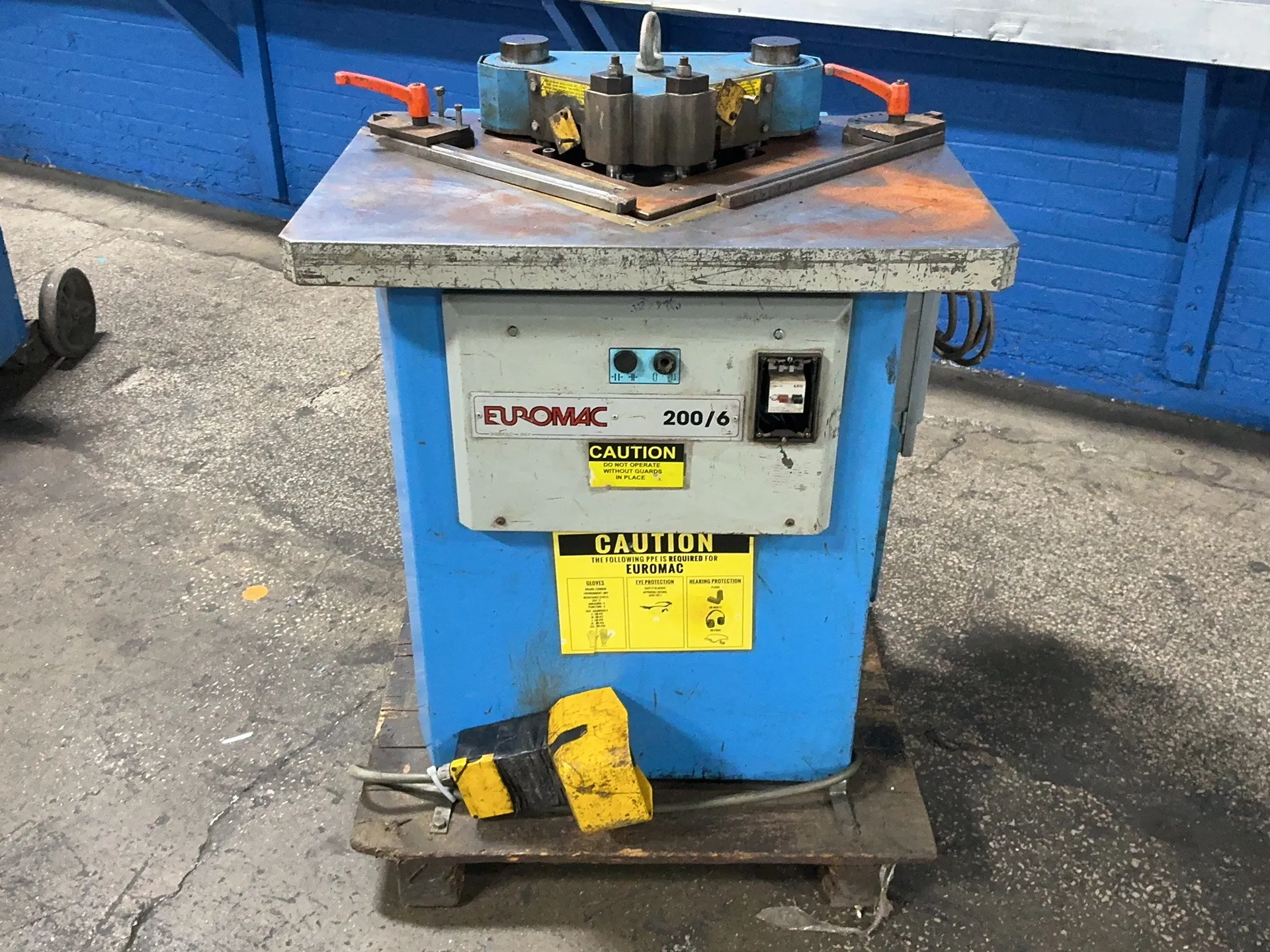 Euromac #F-200/6, notching machine, 24" x 33" table, foot switch, 2005 - Image 2