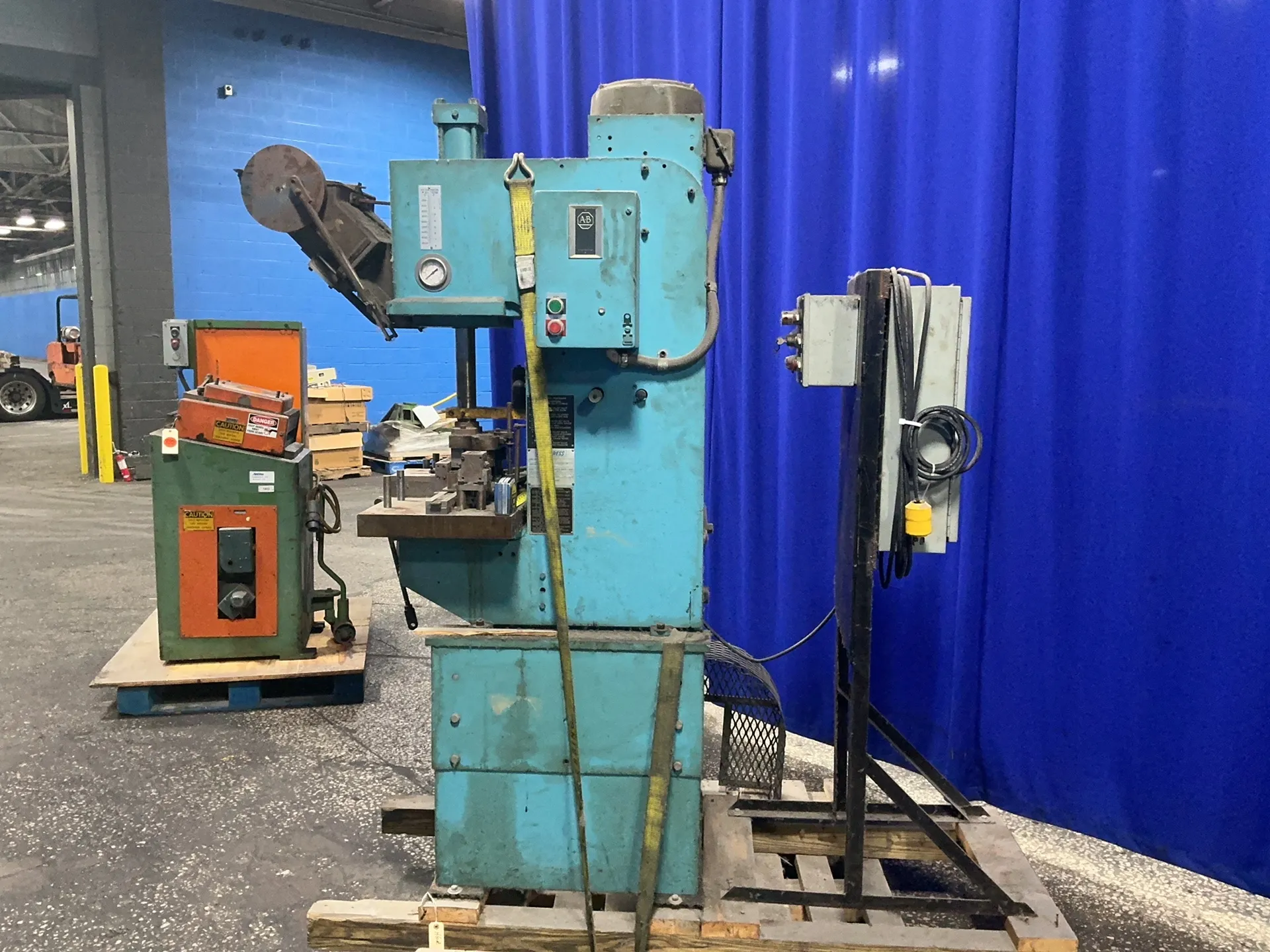 8 Ton, Multipress #W4R87M, press, 14" x 27" table, 1930 PSI, 7.5 HP, 1745 RPM, 460 V. - Image 6