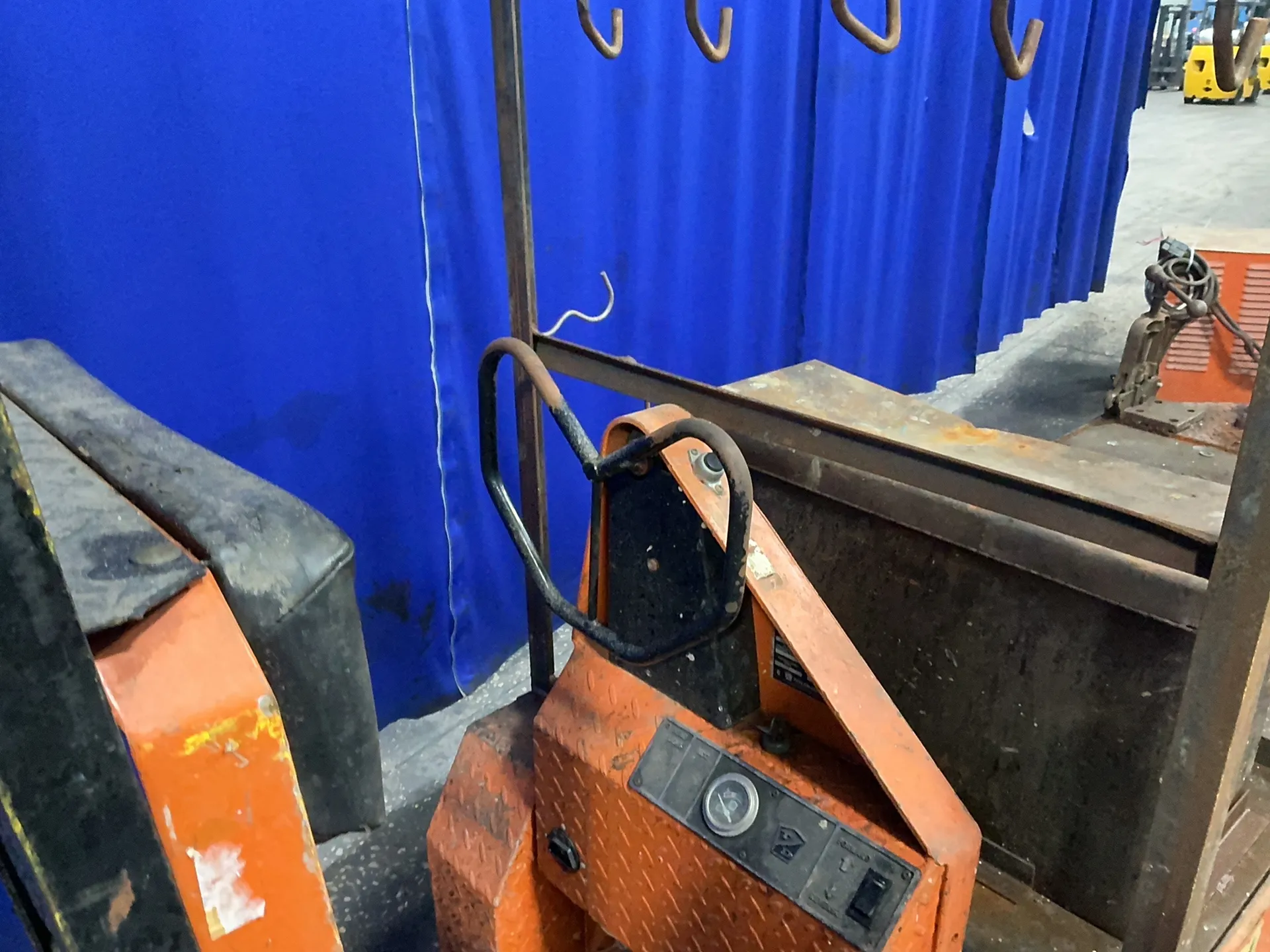 1,700 lb. Taylor-Dunn #SC1-75, order picker cart, 24 VDC, key, tool cabinet, 6" vise - Image 5