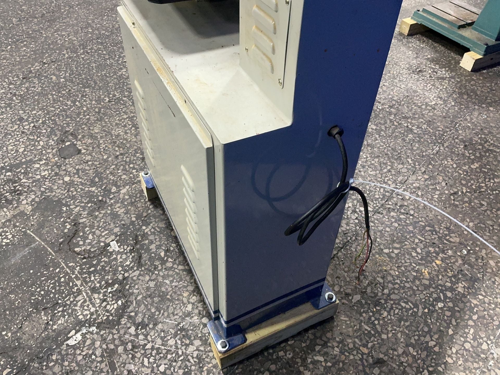 18" x 10" Procut #RF66KB45, vertical band saw, 20" x 24" table, 220 V., 2006 - Image 2