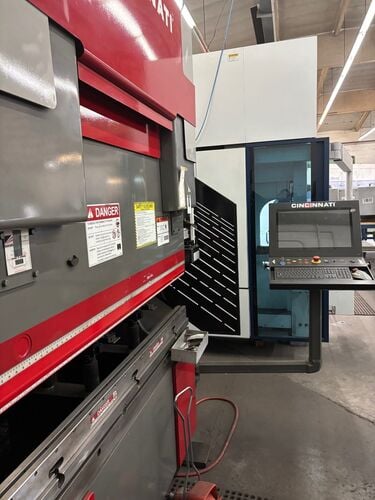 60 Ton, Cincinnati #Autoform-60AF-Plus-4, CNC press brake, 6' overall, 48" between housing, 11" stroke, 20" - Image 4