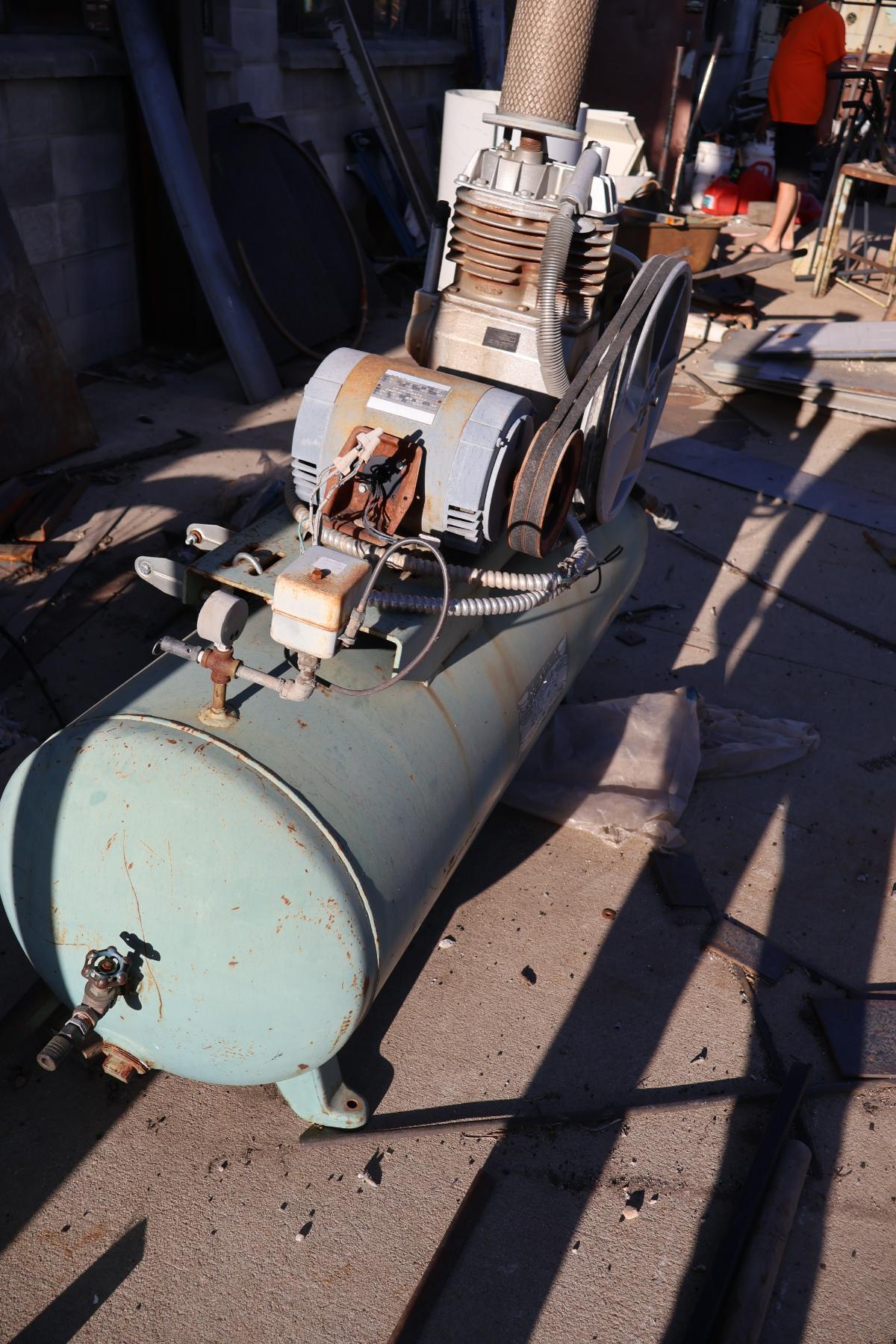 17 cfm, 125 psi, Rolair, reciprocating air compressor, 5 HP, 80 gallon, 230/460 V., 3 Ph., horizontal tank - Image 2