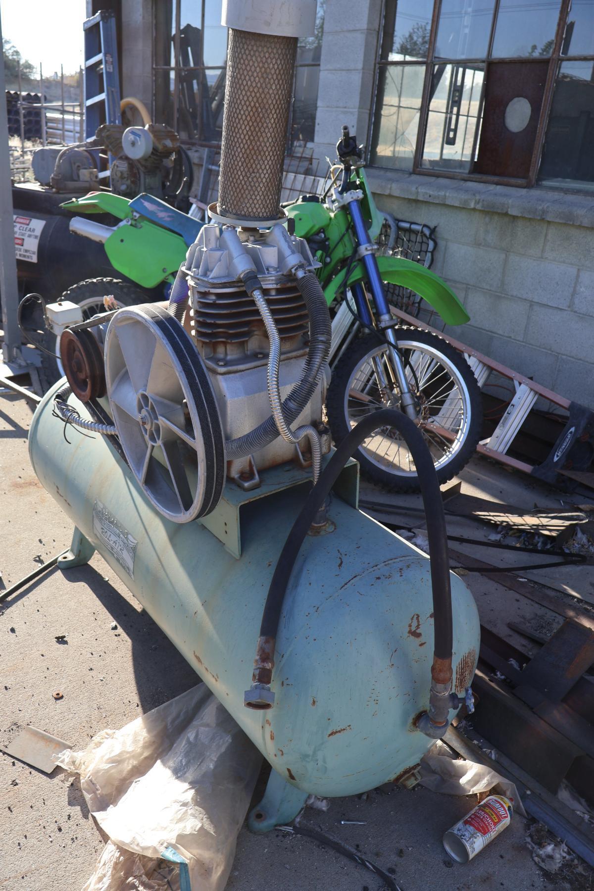 17 cfm, 125 psi, Rolair, reciprocating air compressor, 5 HP, 80 gallon, 230/460 V., 3 Ph., horizontal tank - Image 3