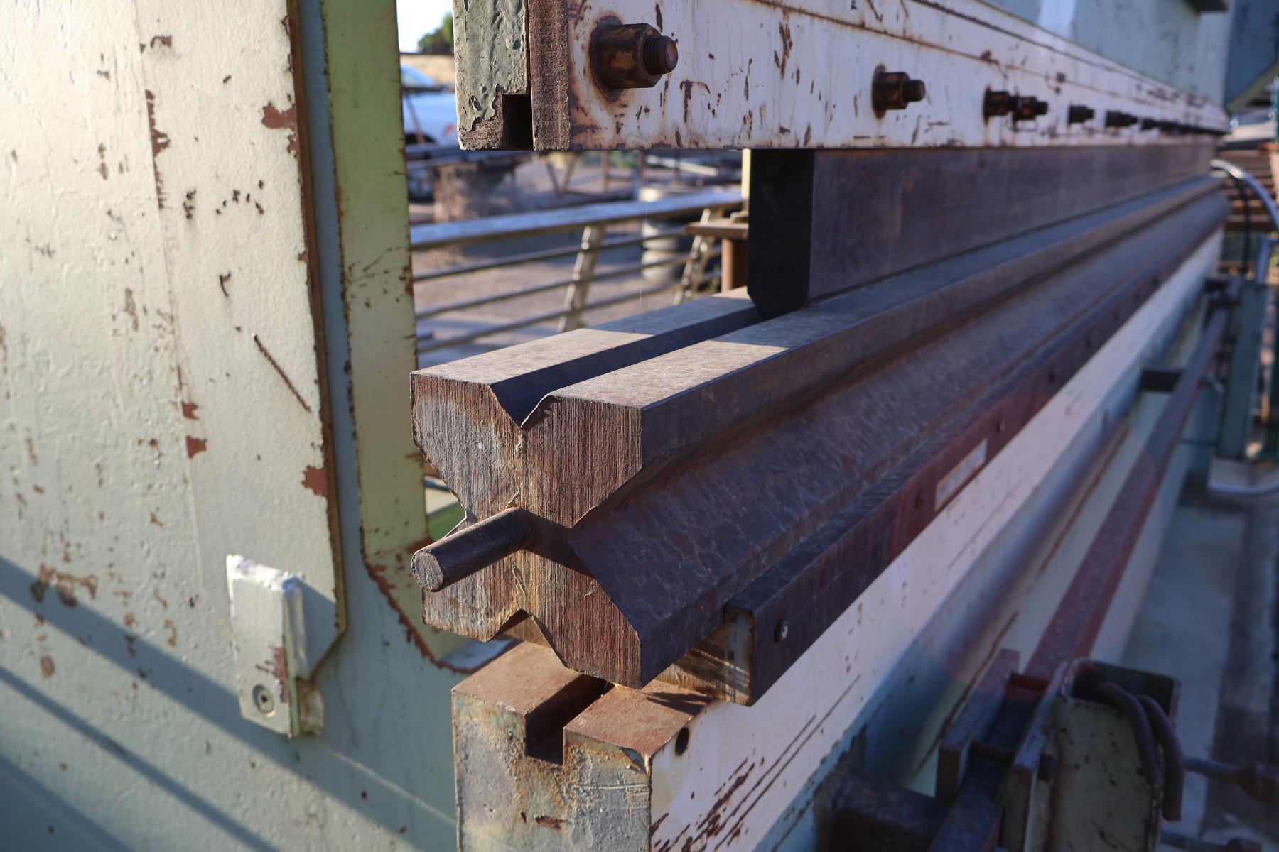 90 Ton, Betenbender #12-90, hydraulic press brake, 12' overall, 132" between housing, 6" stroke, 8" throat - Image 10