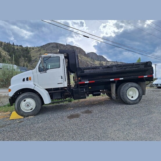 Sterling #L7501, Dump Truck, 330 HP CAT 3126 engine, 4x2 single axle, 95.5" x 12' dump bed, 169,881 km, 5,140 - Image 2