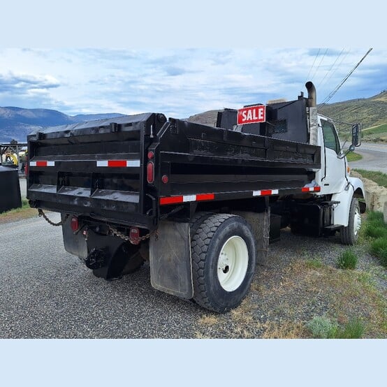Sterling #L7501, Dump Truck, 330 HP CAT 3126 engine, 4x2 single axle, 95.5" x 12' dump bed, 169,881 km, 5,140 - Image 5