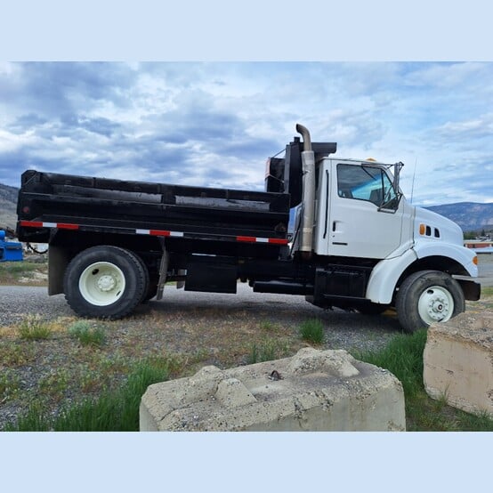 Sterling #L7501, Dump Truck, 330 HP CAT 3126 engine, 4x2 single axle, 95.5" x 12' dump bed, 169,881 km, 5,140 - Image 6