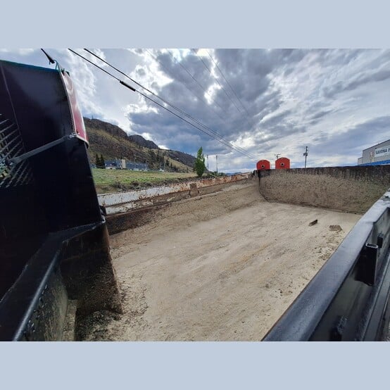 Sterling #L7501, Dump Truck, 330 HP CAT 3126 engine, 4x2 single axle, 95.5" x 12' dump bed, 169,881 km, 5,140 - Image 9