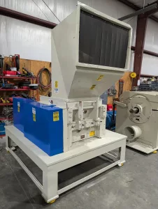 28" x 21" Cumberland #28B-3KN, Granulator, 75 HP AC motor, 3 rotor knives, 2 bed knives, 0.38" screen, 5 HP - Image 2