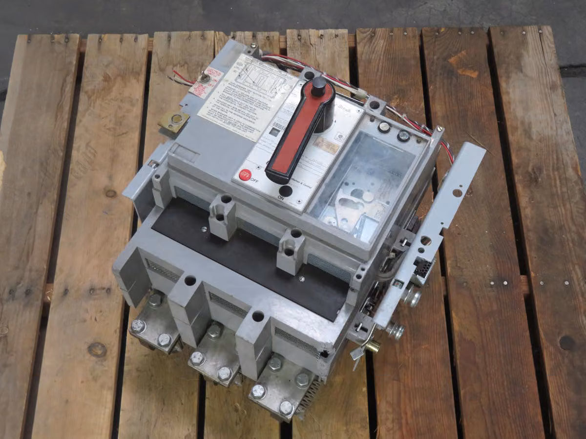 2,000 Amp, General Electric #TC2020SSZE1, circuit breaker, 120 VAC control, 6,000 Amp interrupting - Image 2