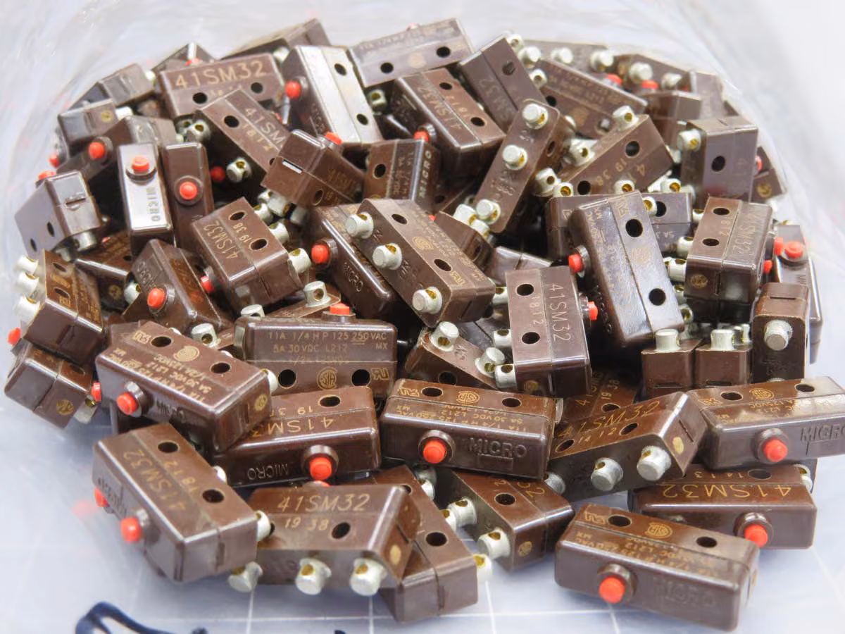 Honeywell #41SM32, Snap Action Switch, LOT of 190 - Image 3