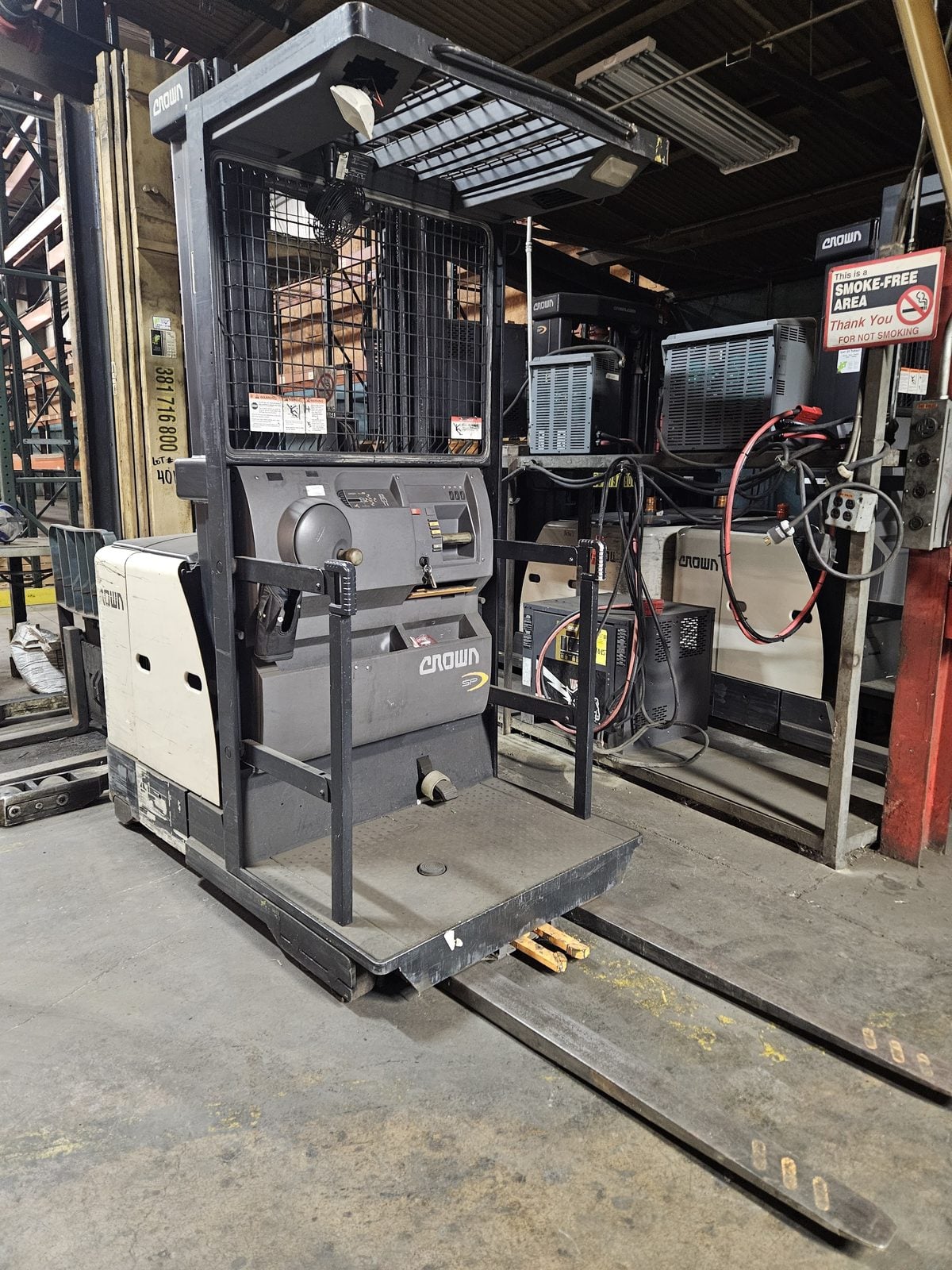 Crown #SP3520-30, Electric Order Picker, SP 3000 series, 24 V., 42" forks, Access 123, w/ EnerSys #EI3-LP-4G - Image 2