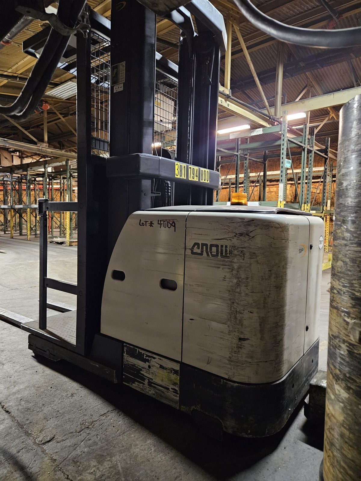 Crown #SP3520-30, Electric Order Picker, SP 3000 series, 24 V., 42" forks, Access 123, w/ EnerSys #EI3-LP-4G - Image 4