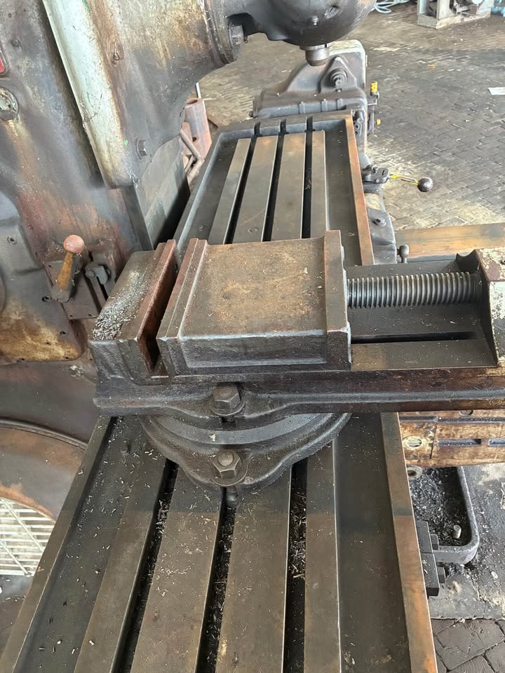 Kearney & Trecker #4, Universal Horizontal Mill, gear-driven, universal table, machine vise, arbors, spacers - Image 1