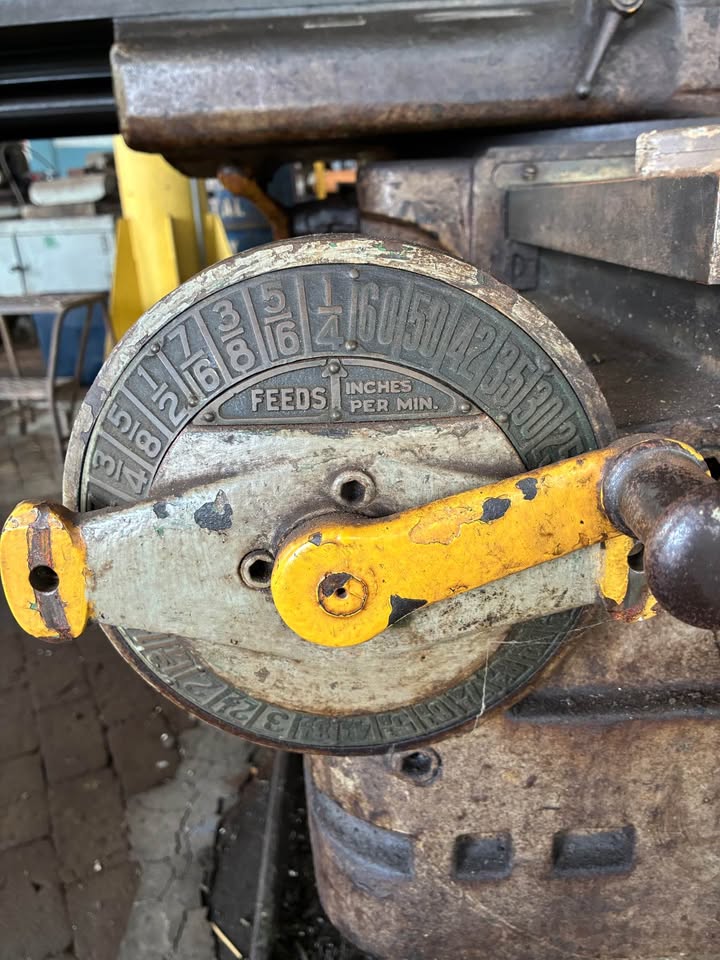 Kearney & Trecker #4, Universal Horizontal Mill, gear-driven, universal table, machine vise, arbors, spacers - Image 2