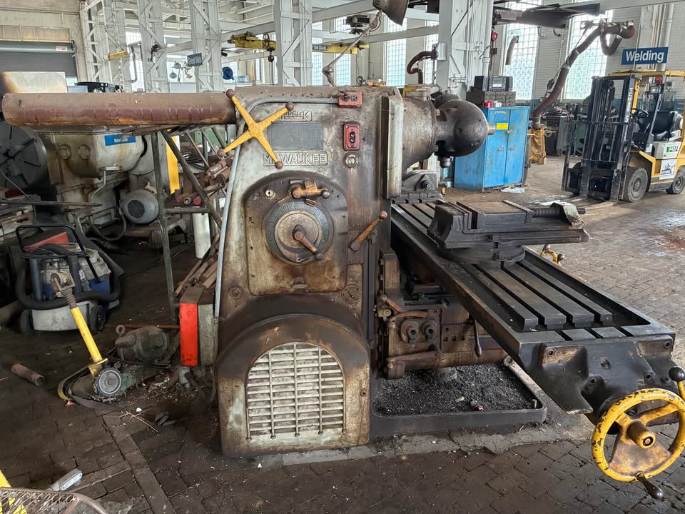 Kearney & Trecker #4, Universal Horizontal Mill, gear-driven, universal table, machine vise, arbors, spacers - Image 4
