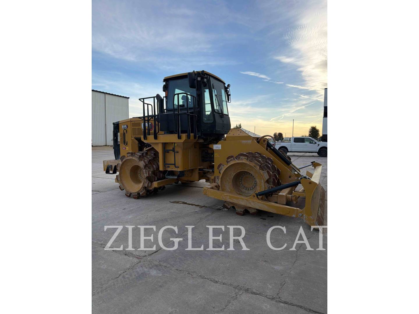Caterpillar 815, Compactor, 699 hours, S/N: J5T00331, 2025 - Image 2