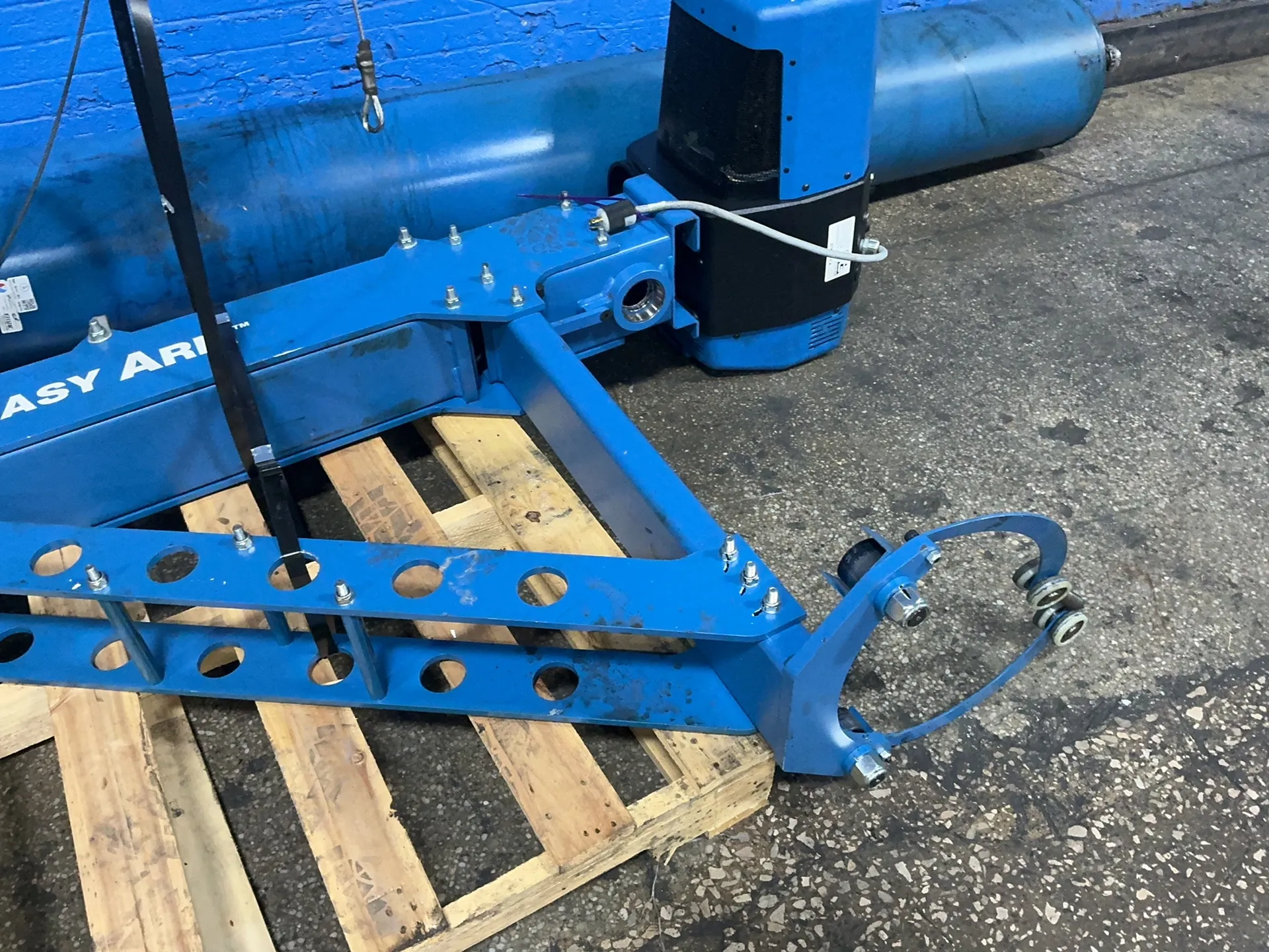 .165 Ton, Gorbel #G-FORCE-Q, Jib Crane, 144" HUB, 13' column width, 6 A, 220 V. - Image 4