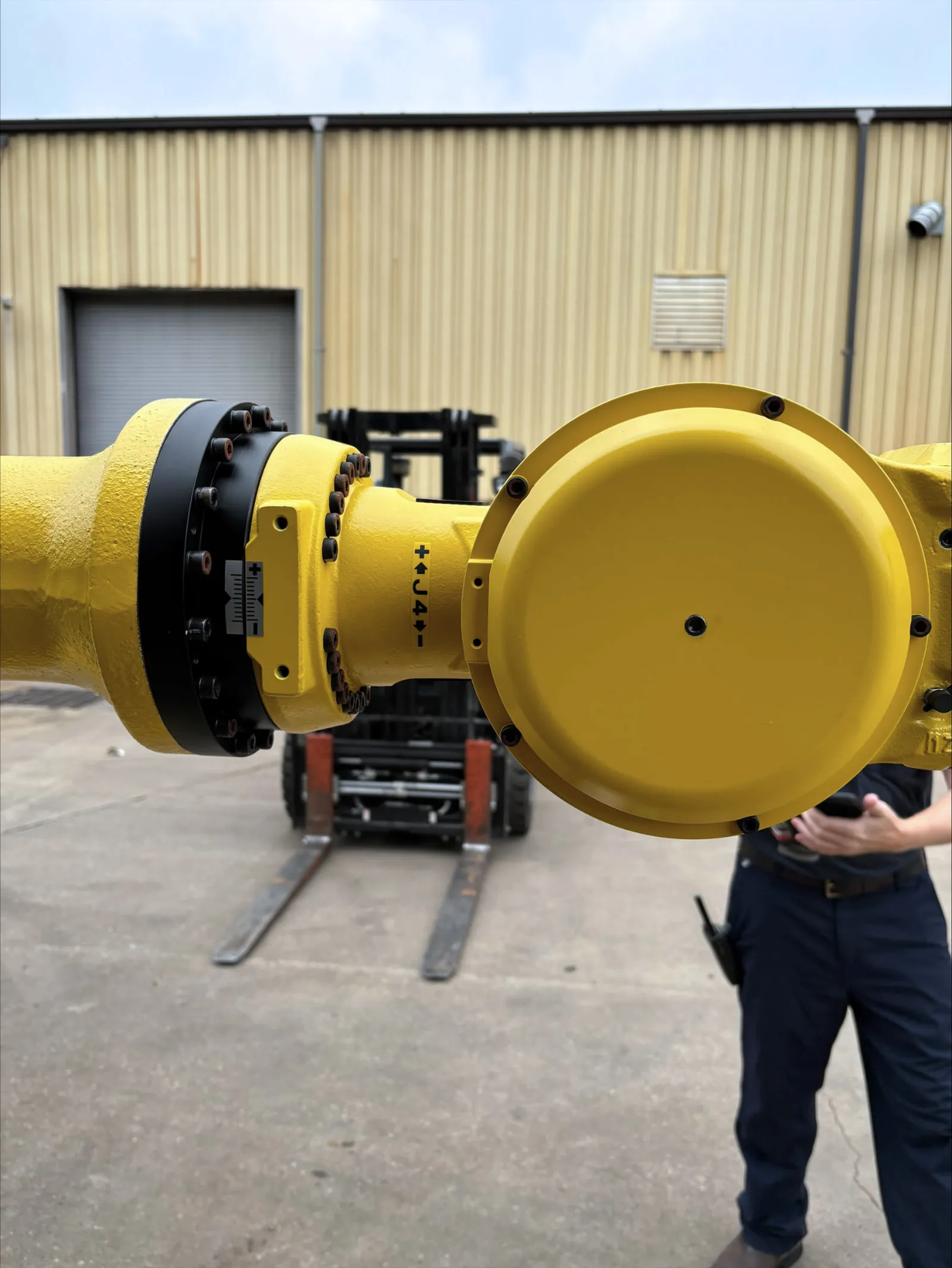 Fanuc R-2000iC/125L, 6-Axis industrial robot, 276 lb. payload, 122-1/16" reach, floor mount, A-Cab - Image 5