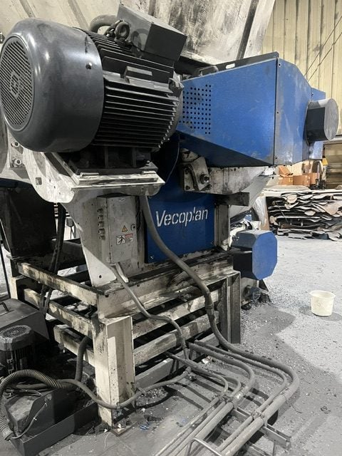 Vecoplan #VAZ-1300-M-XL, plastics shredder, 52" x 58" chamber, 20" diameter rotor, 100 HP, 1.25" screen, w/ - Image 6