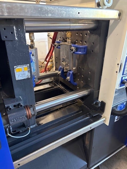 135 Ton, 6.8 oz., Haitian #MAIII-1200/400, inkection molding machine, low hours, 2021 - Image 3
