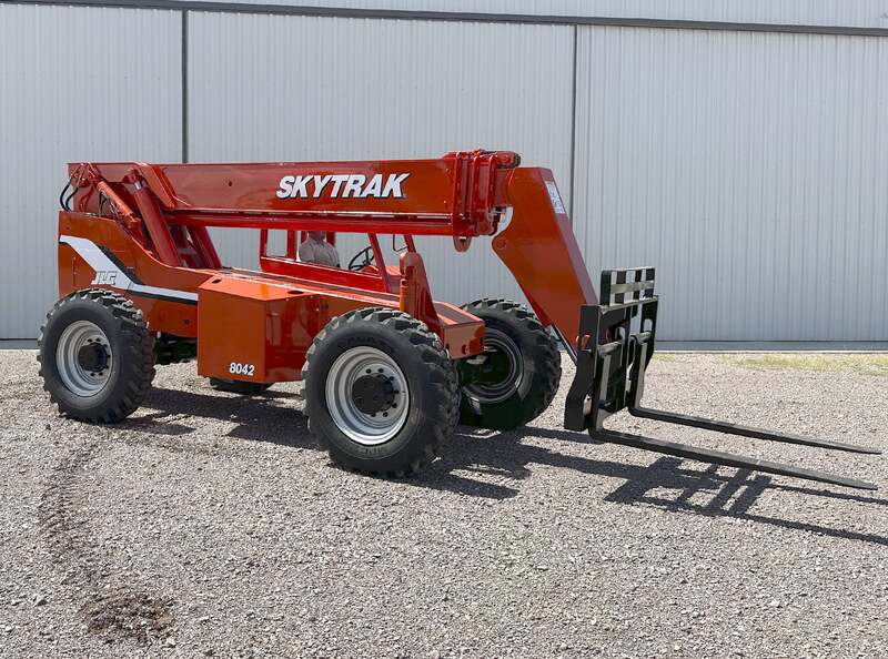 8000 lb. Skytrak #8042, telescopic forklift, 42' lift height, Cummins engine, pneumatic tires, 4608 hours - Image 2