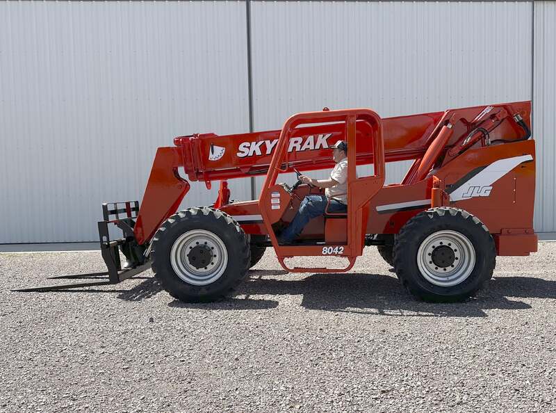 8000 lb. Skytrak #8042, telescopic forklift, 42' lift height, Cummins engine, pneumatic tires, 4608 hours - Image 3