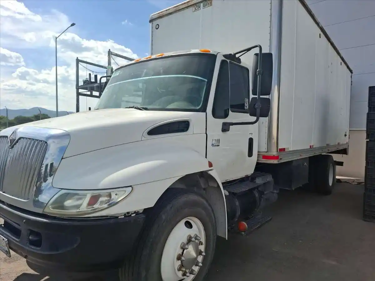 Navistar International #4300, diesel box truck, 6-cylinder diesel, 4x2, manual transmission, 258408 miles - Image 1