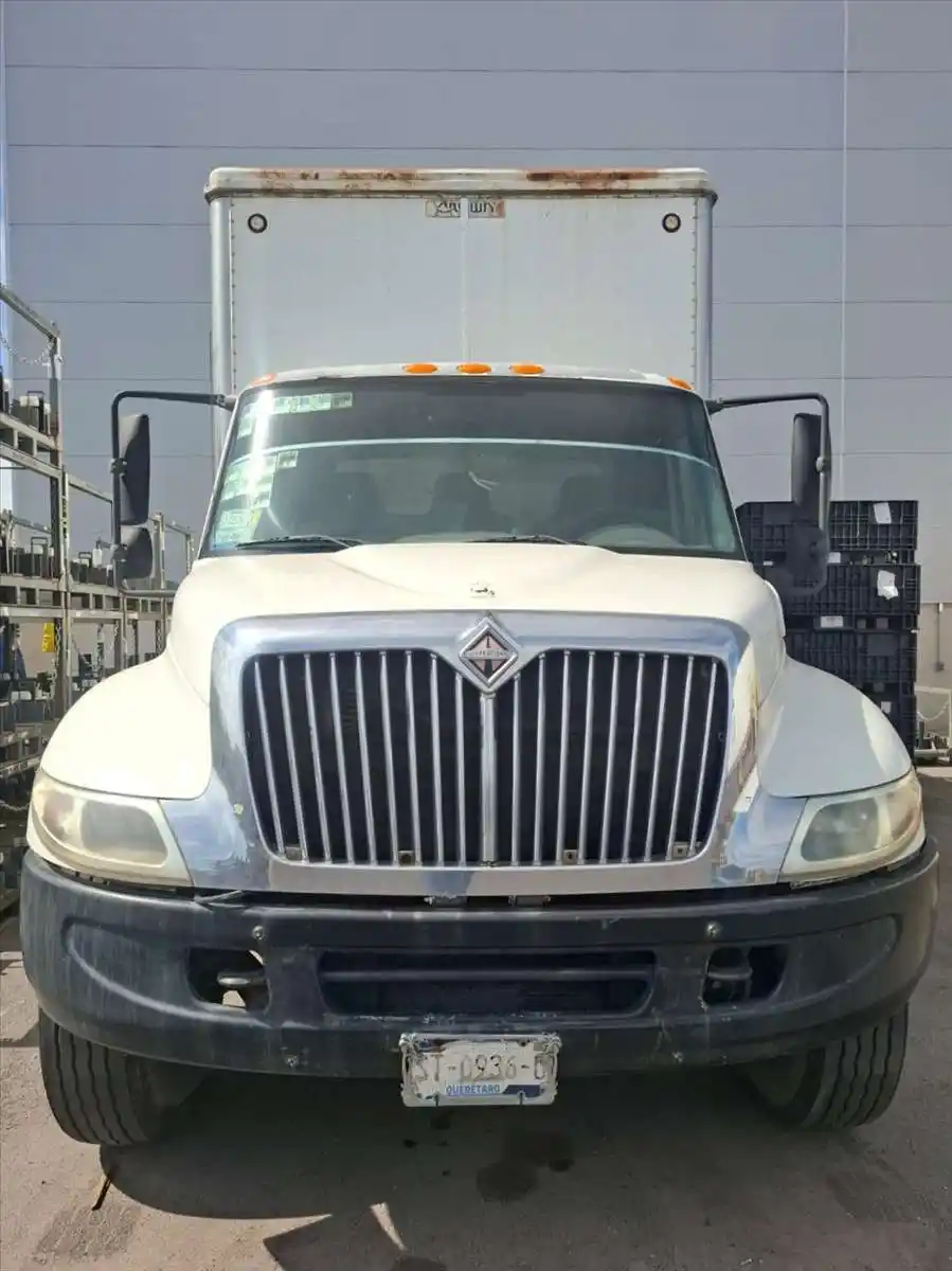 Navistar International #4300, diesel box truck, 6-cylinder diesel, 4x2, manual transmission, 258408 miles - Image 2