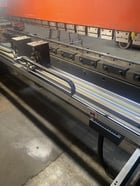 242 Ton, Amada #HFB-2204, hydraulic press brake, 14' overall, 148" between housing, 7" stroke, Operateur OP2 - Image 2