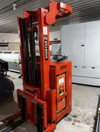 3000 lb. Raymond #810, electric reach forklift, 10' reach height, 24 V. - Image 3