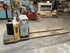 8000 lb. Yale #MPE080IFN24T2890, Pallet Jack, Double Pallet, 8' long Forks, 24 V, 775 hours - Image 4