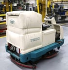 Tennant #7200, Industrial Rider/Scrubber, Battery Operated, 36" Cleaning Path, 2" Scrub Head Offset, 2500 - Image 2
