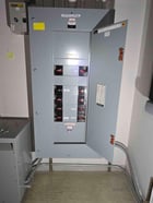 400 Amp. General Electric Panelboard, 480 Volts, 3PH, 8 breakers - Image 1