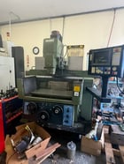 Makino #KE55,  vert mill, 21.6" x21.6" x13.8" travel, 31.5" x14.7" table, 7.5 HP, 1995 - Image 1